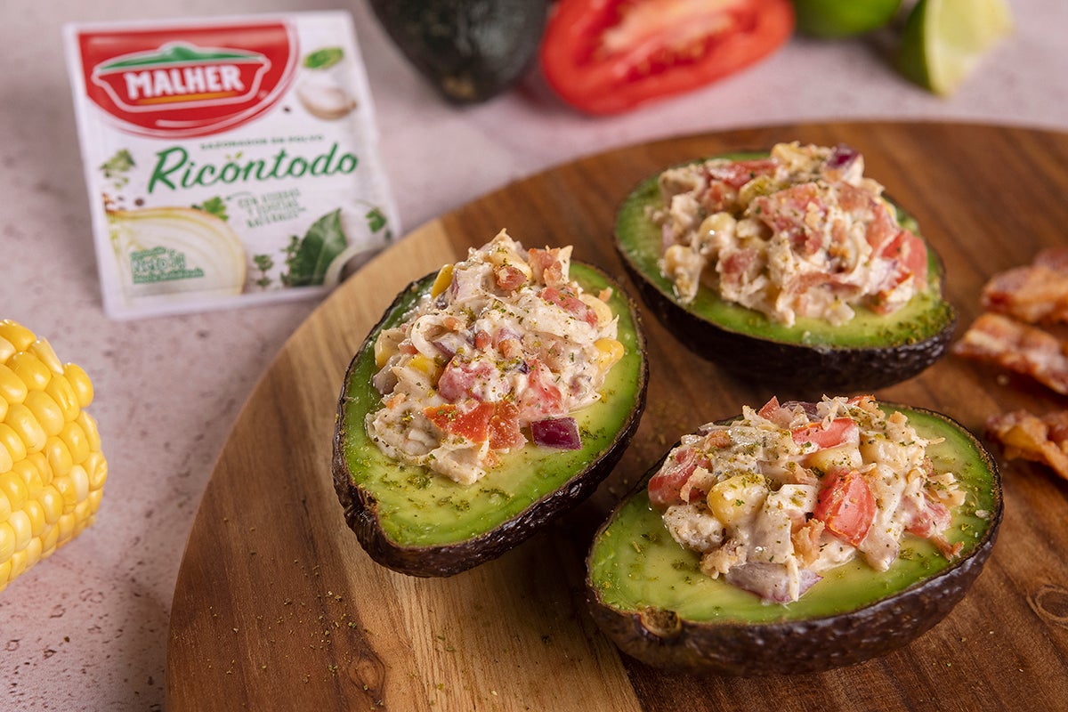 Aguacate relleno tocino