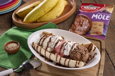 BANANA SPLIT CON SALSA DE MOLE